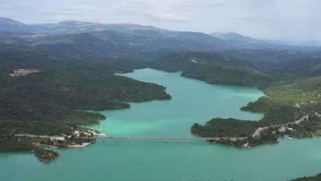 Brücke-über-Den-Saint-Cassien-See,-Luftaufnahme-Frankreich